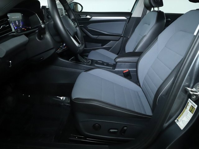 Used 2025 Volkswagen Jetta SE w/ Black Wheel Package image 18