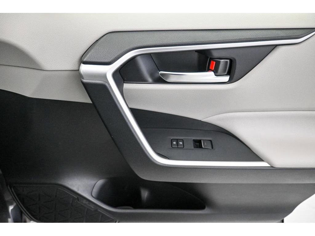 Used 2022 Toyota RAV4 XLE w/ Convenience Package image 17