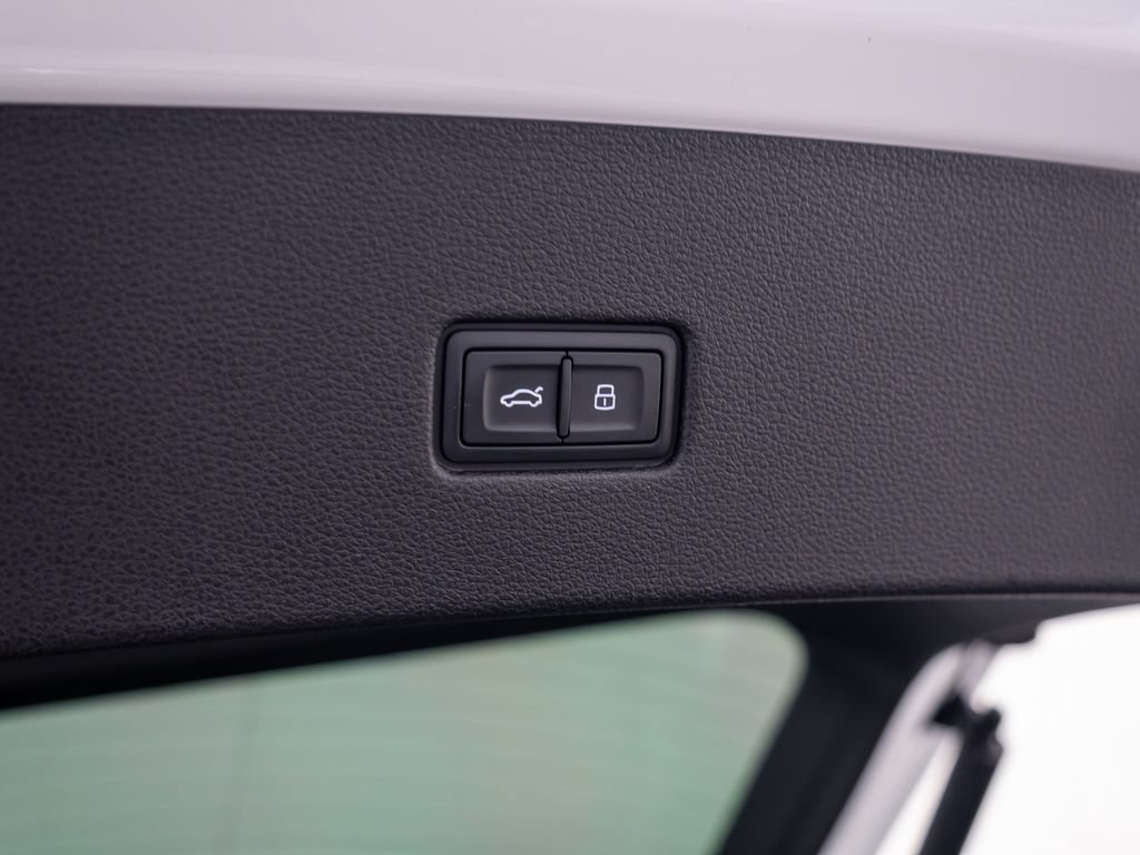 Used 2023 Audi Q8 Prestige AWD/4WD image 29