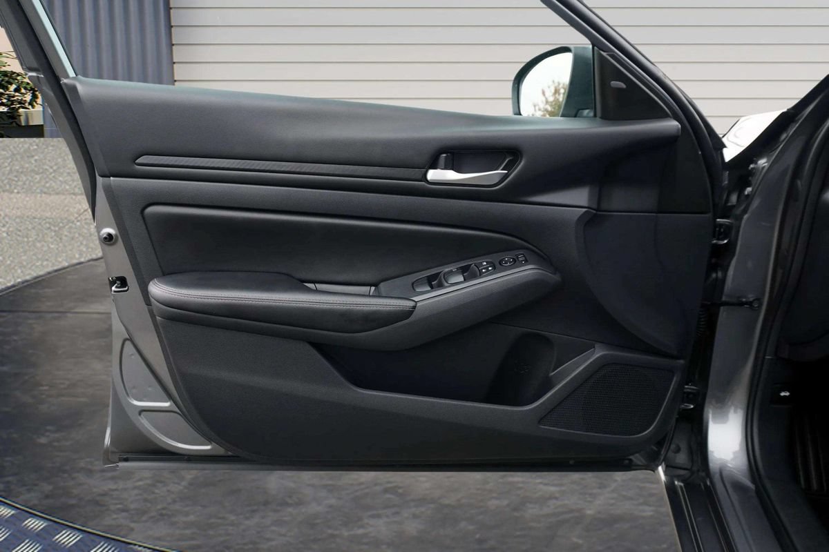 Used 2025 Nissan Altima 2.5 SV FWD image 13