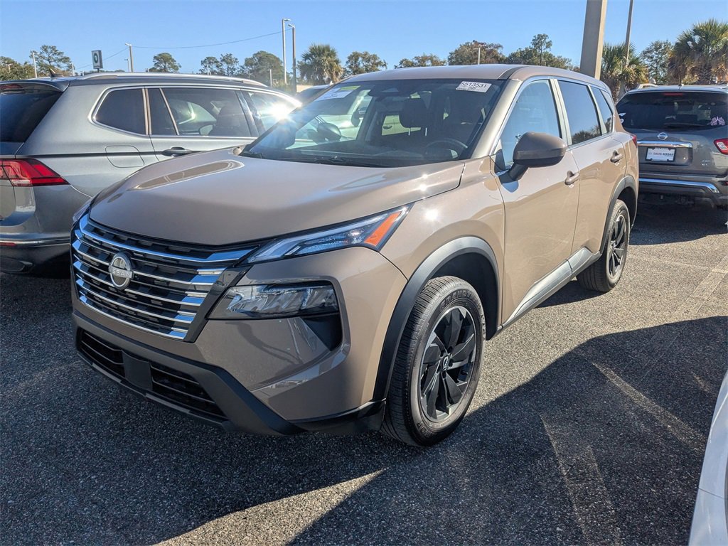 Used 2025 Nissan Rogue SV image 3