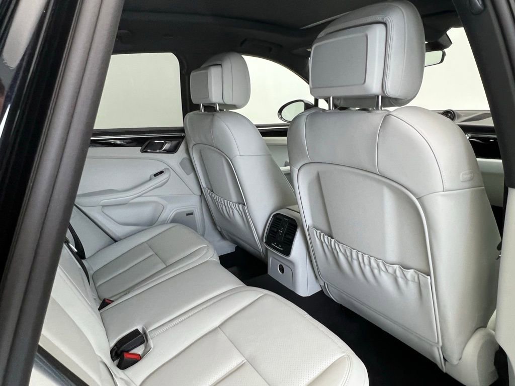 Certified 2025 Porsche Macan AWD/4WD image 16