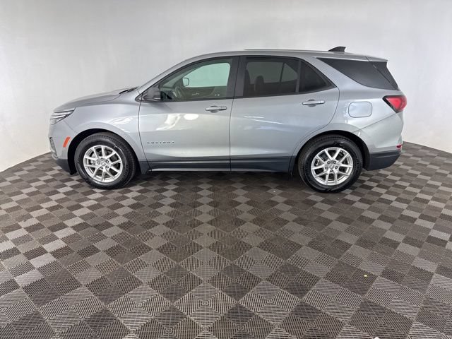 Used 2023 Chevrolet Equinox LS w/ LS Convenience Package FWD image 2