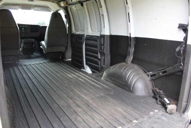 Used 2009 Chevrolet Express 2500 image 17