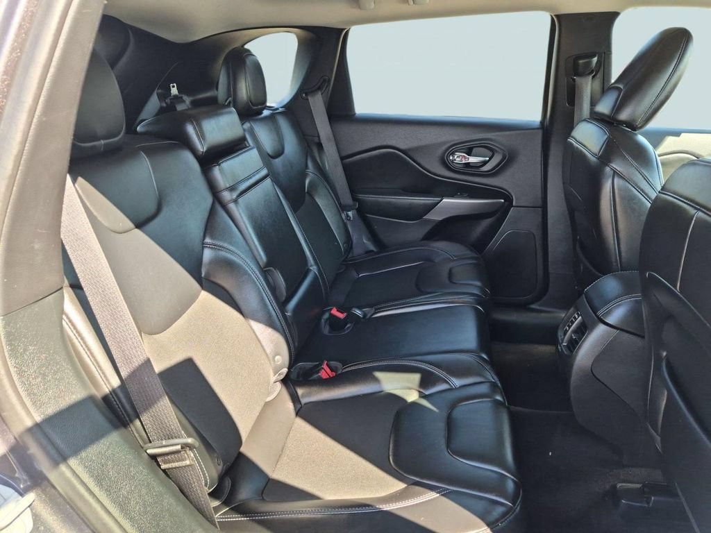 Used 2019 Jeep Cherokee Latitude Plus FWD image 27