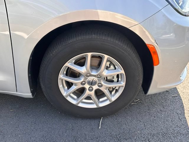 Used 2024 Chrysler Pacifica Touring-L FWD image 13