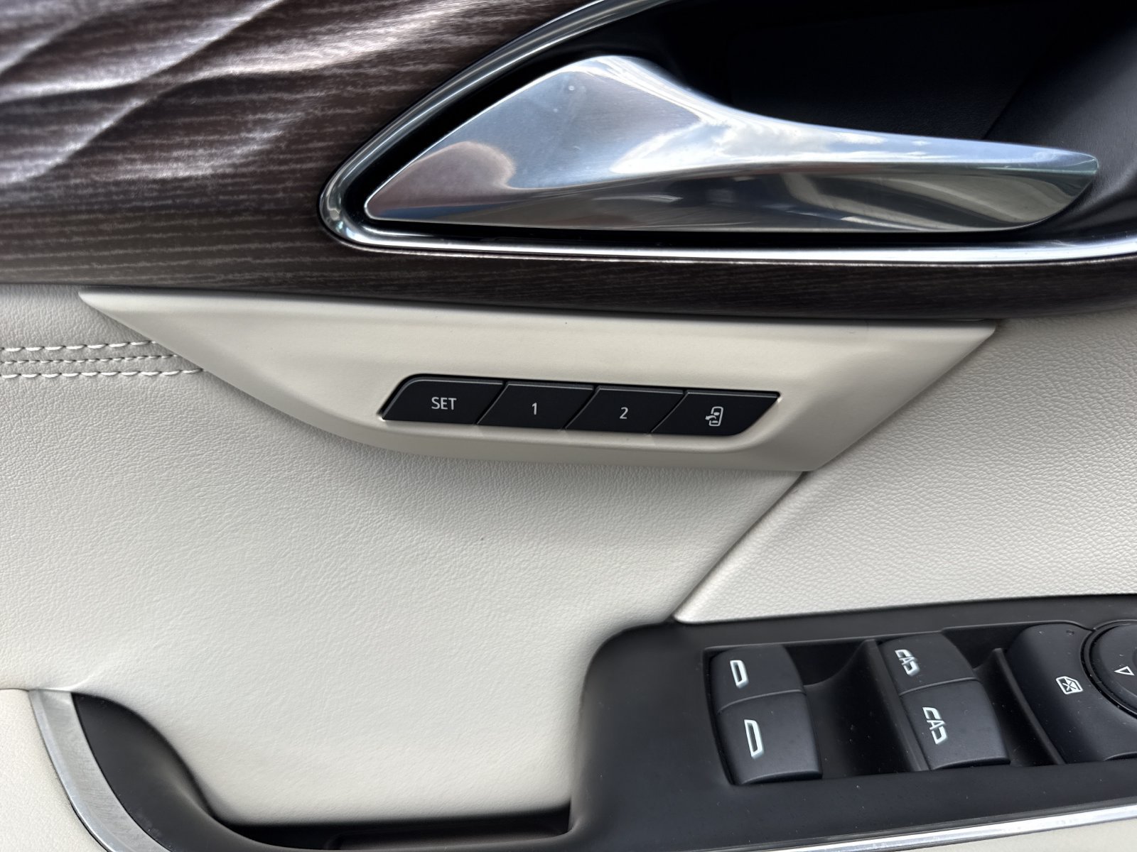 Used 2022 Buick Envision Avenir w/ Technology Package II FWD image 41