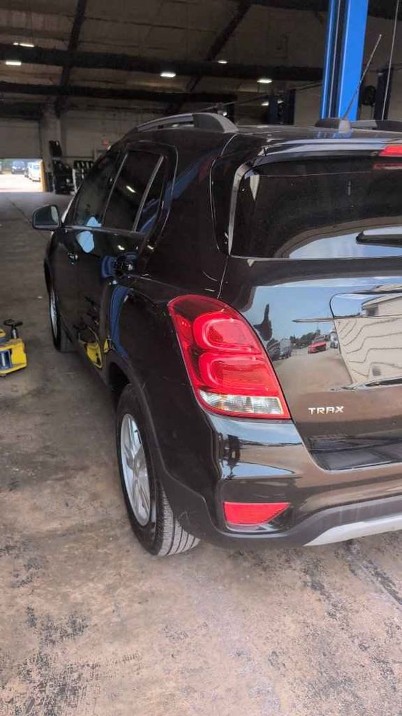 Used 2022 Chevrolet Trax LT w/ LT Convenience Package FWD image 2