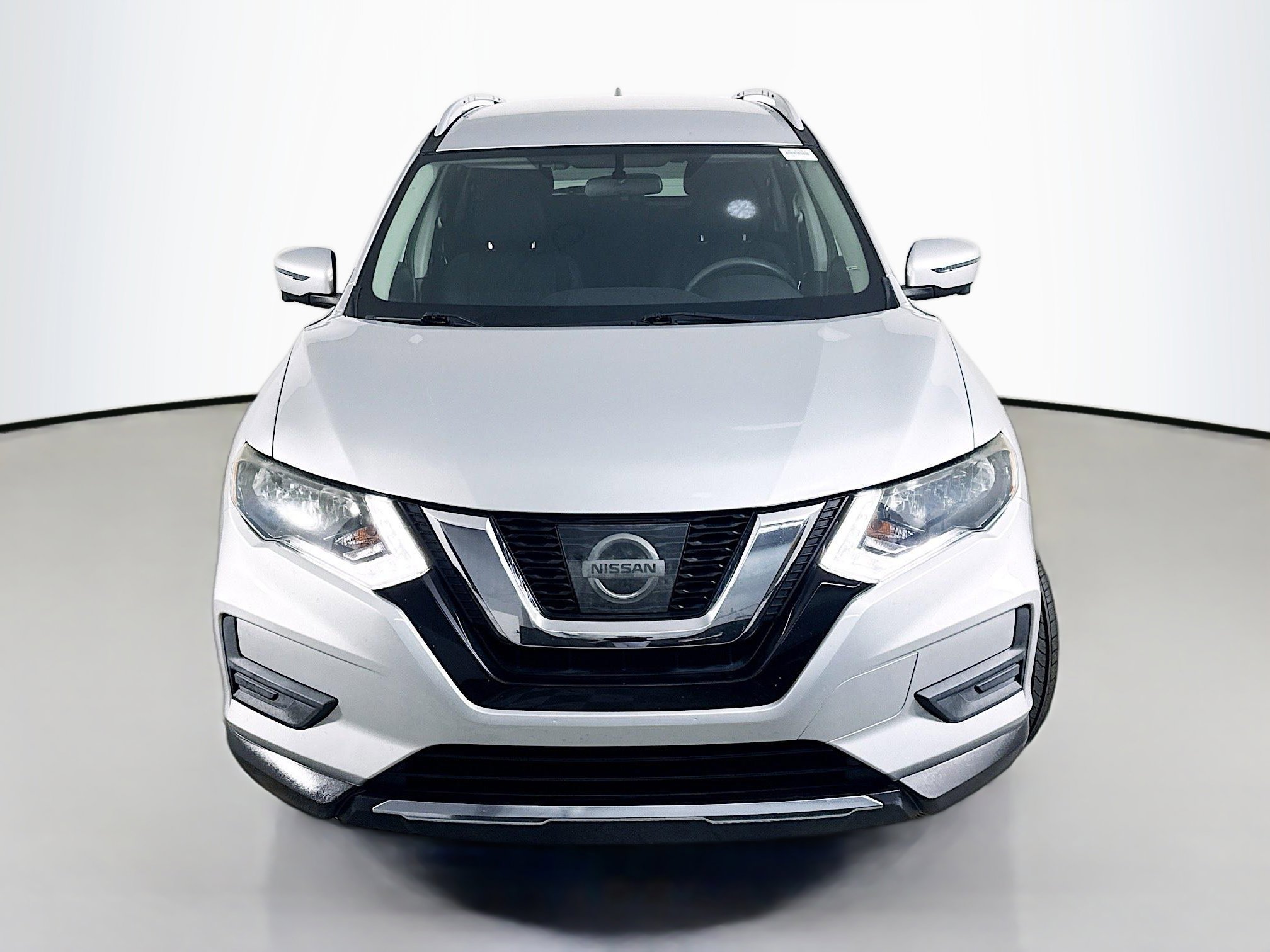 Used 2017 Nissan Rogue SV w/ SV Premium Package image 2