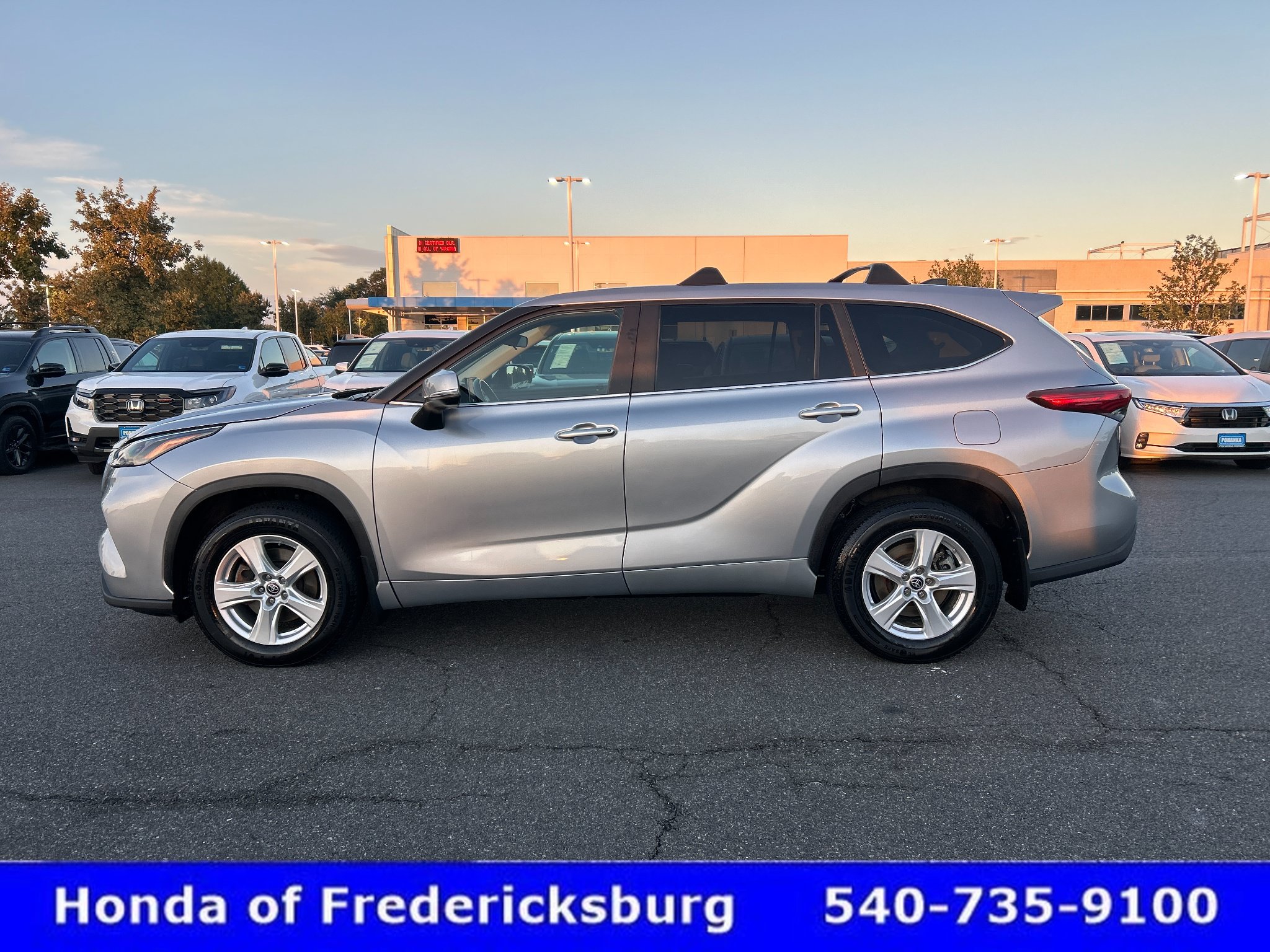 Used 2023 Toyota Highlander LE FWD image 3