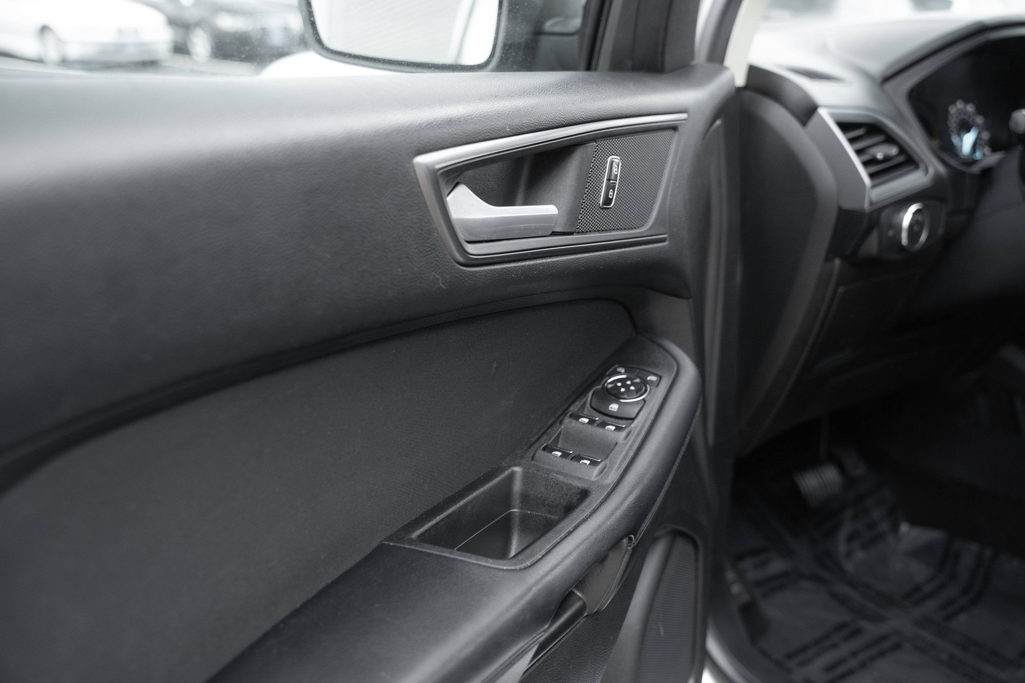 Used 2018 Ford Edge SE image 18