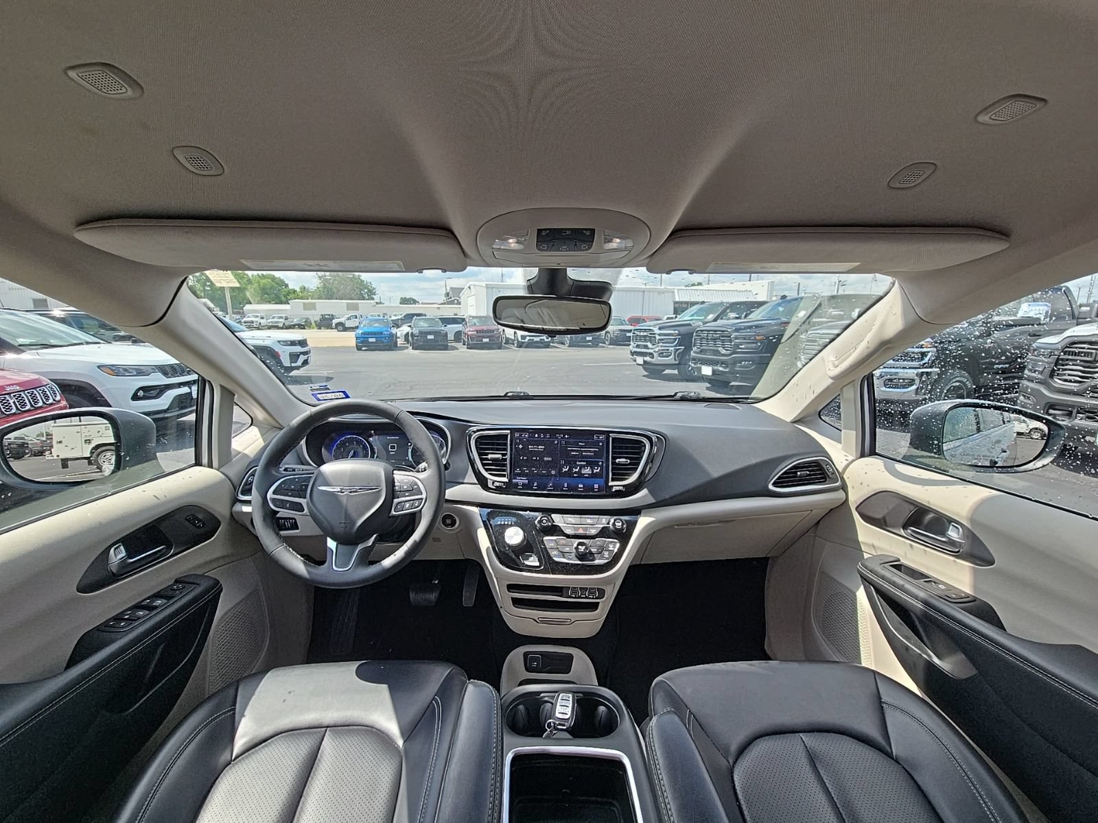 Used 2023 Chrysler Pacifica Touring-L FWD image 2