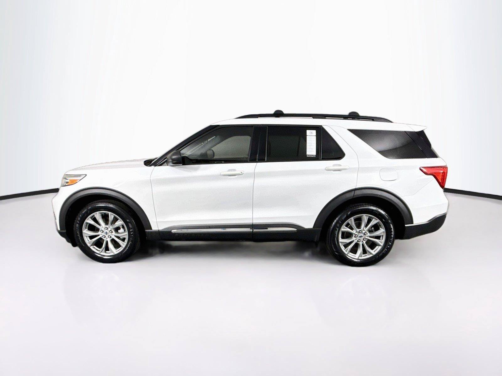 Used 2021 Ford Explorer XLT w/ Equipment Group 202A AWD/4WD image 14