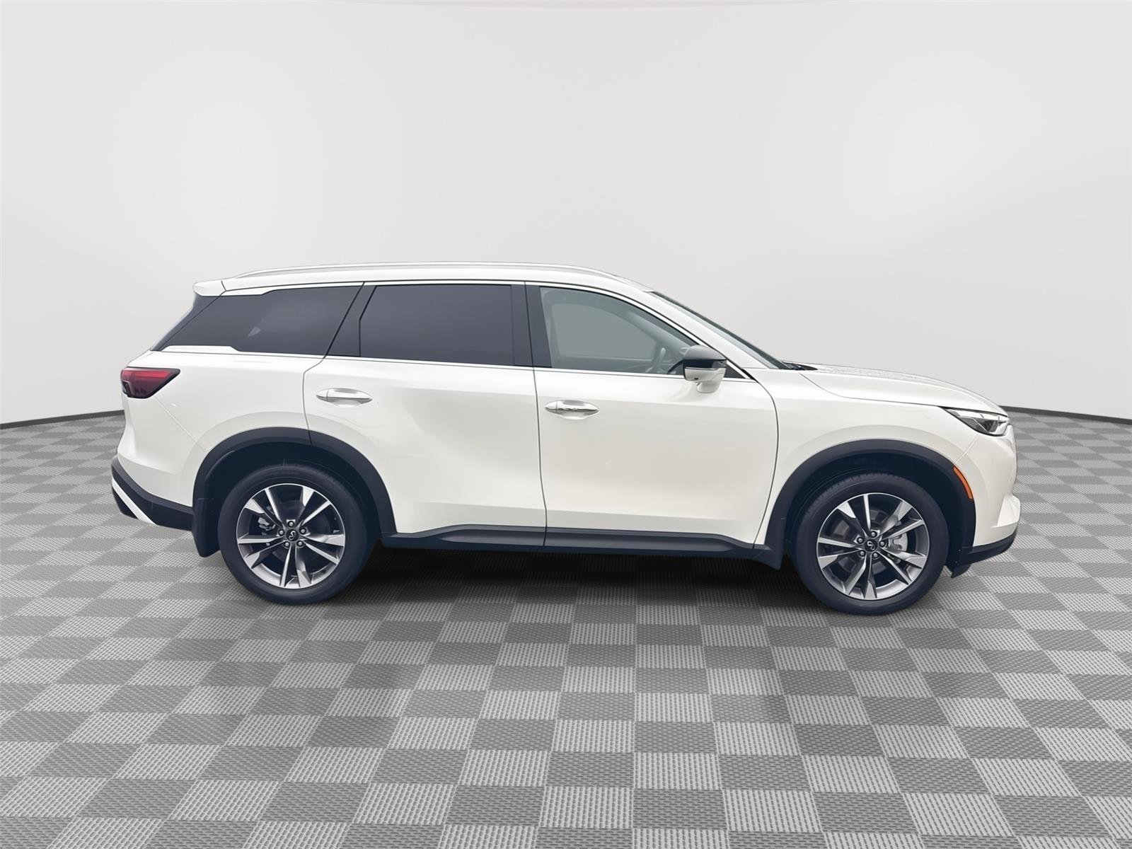Used 2023 INFINITI QX60 Luxe w/ Performance Audio Package FWD image 5
