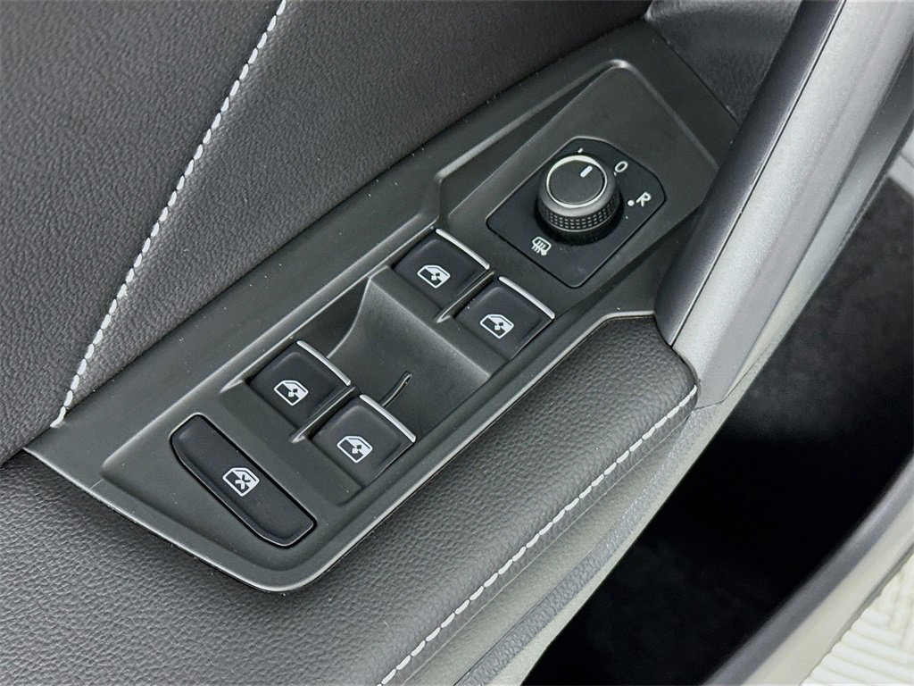 Used 2024 Volkswagen Tiguan SE R-Line image 17
