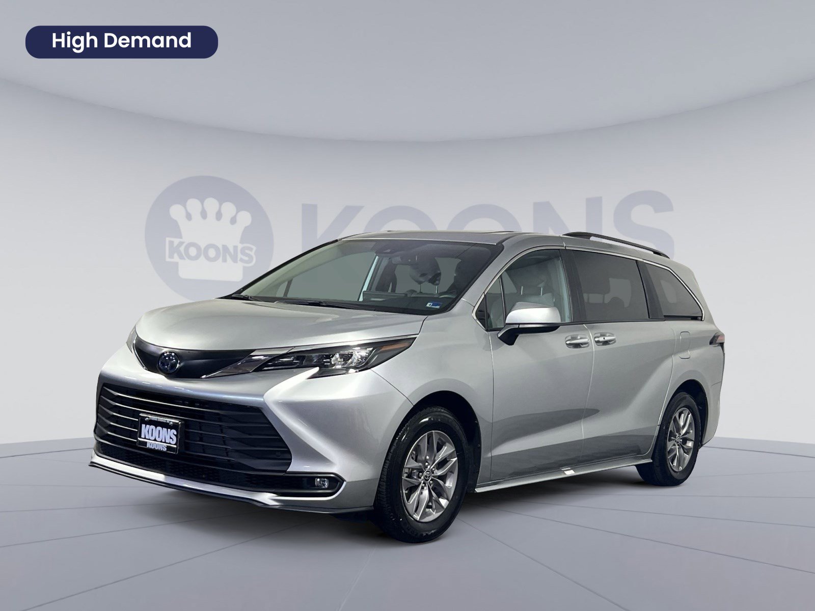 Used 2025 Toyota Sienna XLE image 1
