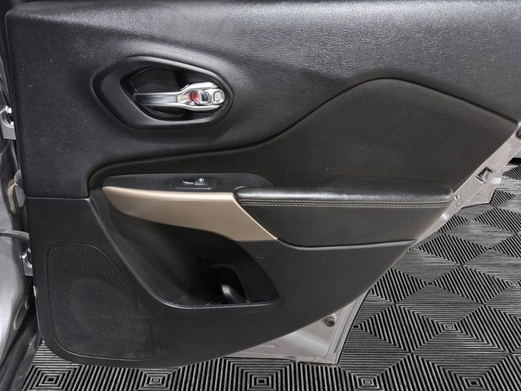 Used 2018 Jeep Cherokee Latitude w/ Cold Weather Group image 15