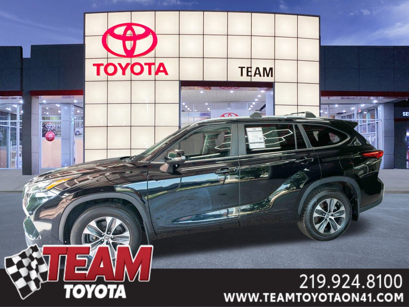 Used 2023 Toyota Highlander XLE AWD/4WD image 1