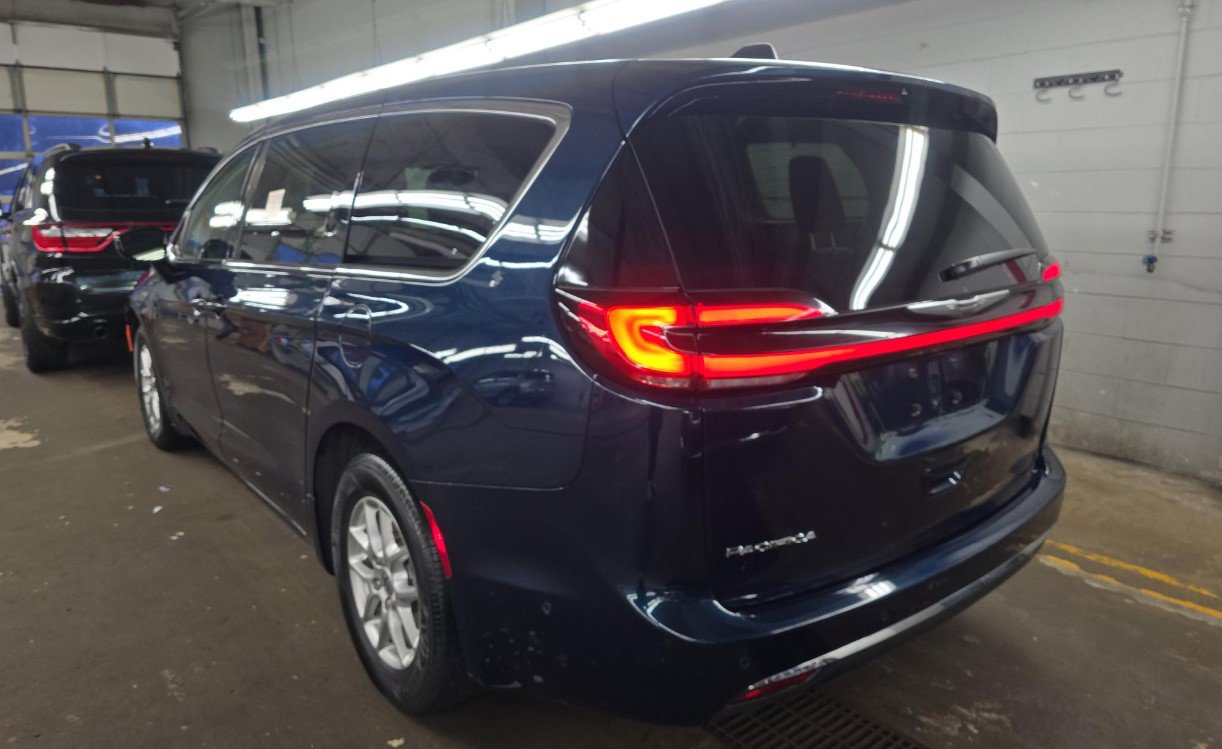 Used 2024 Chrysler Pacifica Touring-L w/ Uconnect Theater Family Group image 6