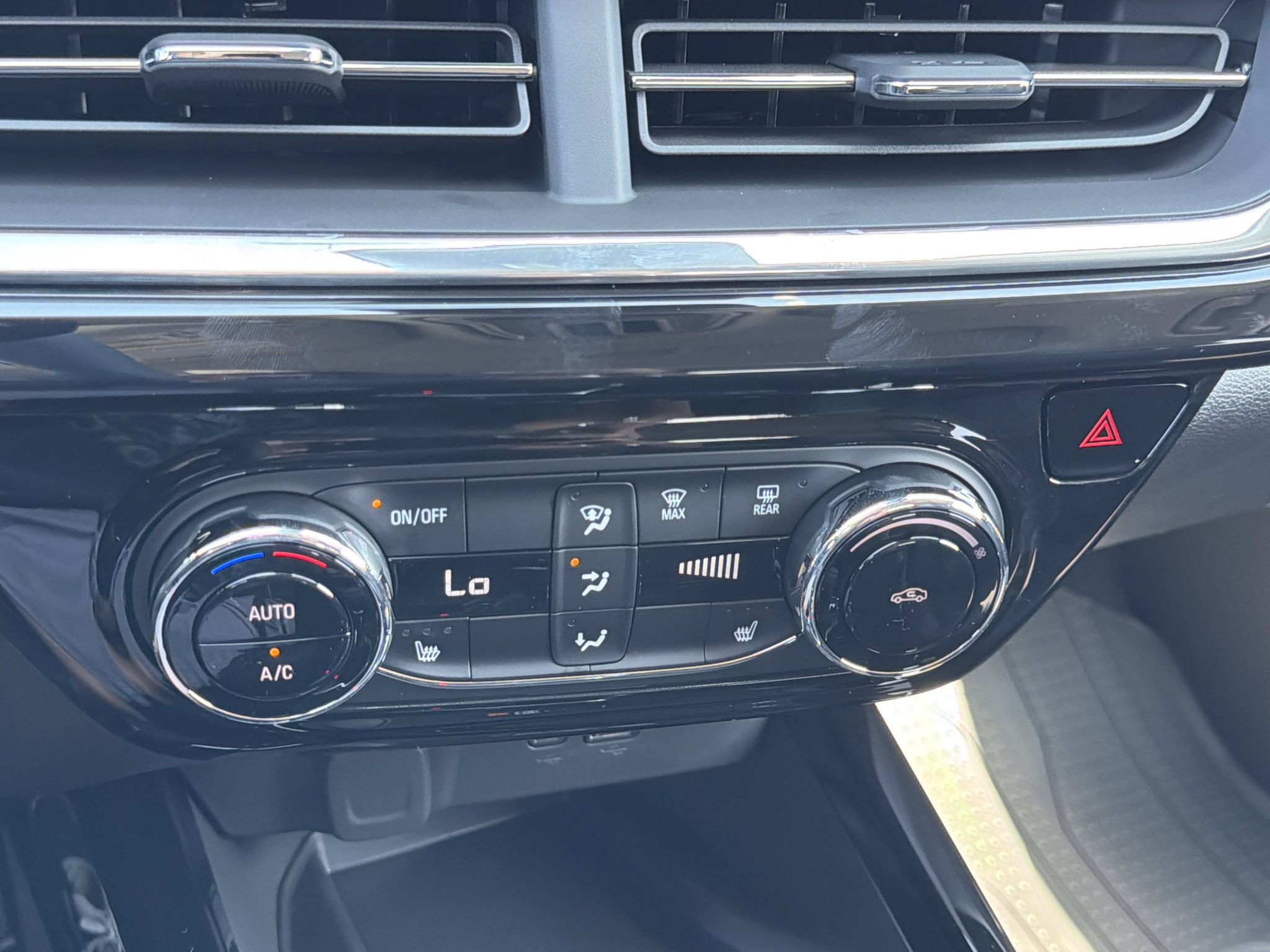 New 2026 Chevrolet Trax ACTIV w/ Sunroof Package FWD image 7