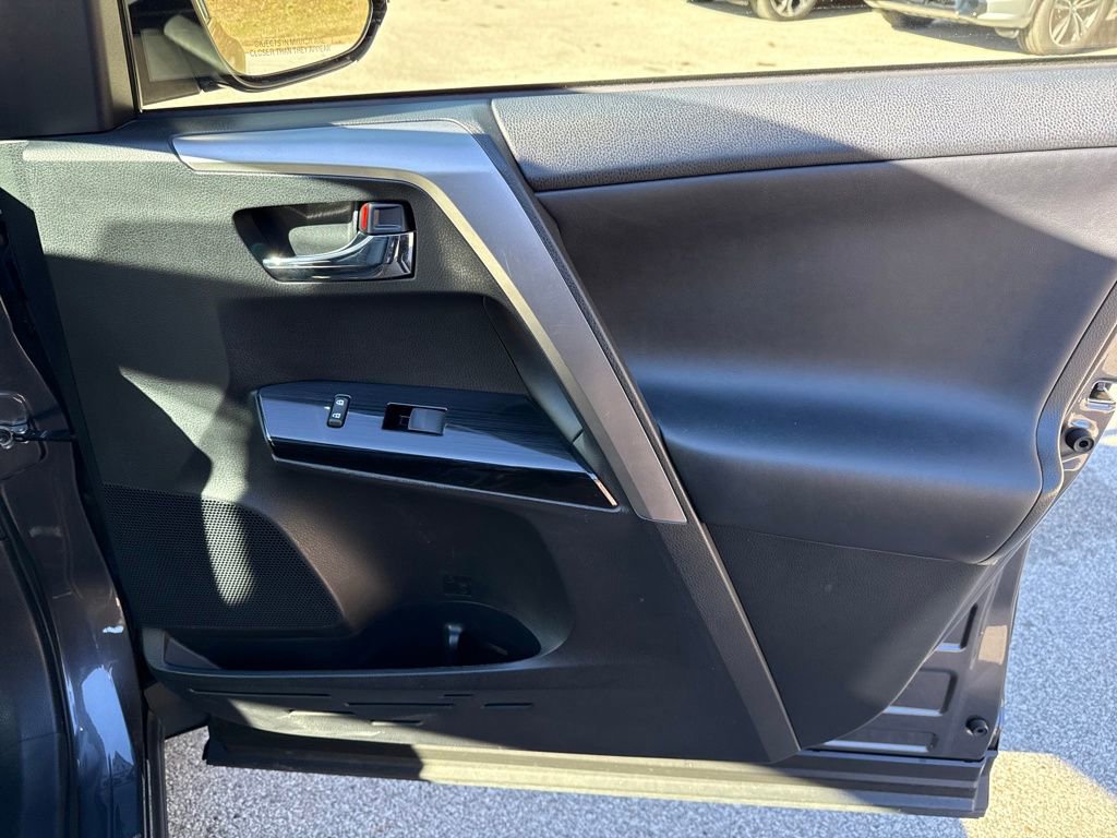 Used 2016 Toyota RAV4 Limited image 27