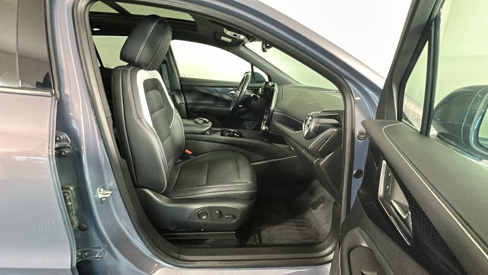 Used 2024 Chevrolet Blazer EV LT AWD/4WD image 33
