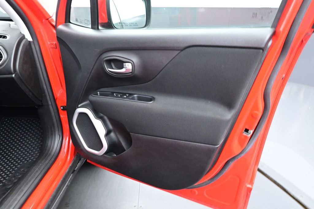 Used 2020 Jeep Renegade Latitude w/ Cold Weather Group AWD/4WD image 20
