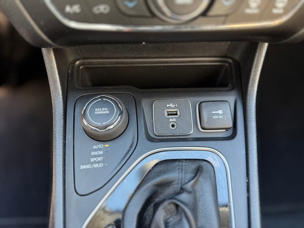 Used 2022 Jeep Cherokee Limited AWD/4WD image 15