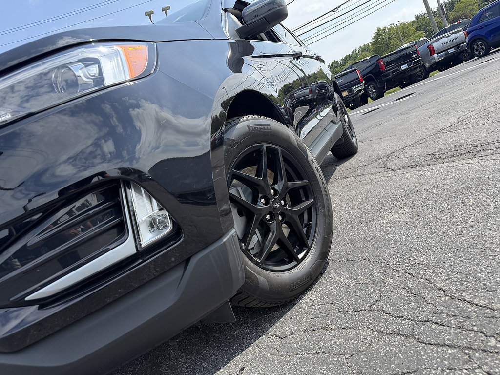 Certified 2023 Ford Edge SEL w/ Convenience Package AWD/4WD image 2