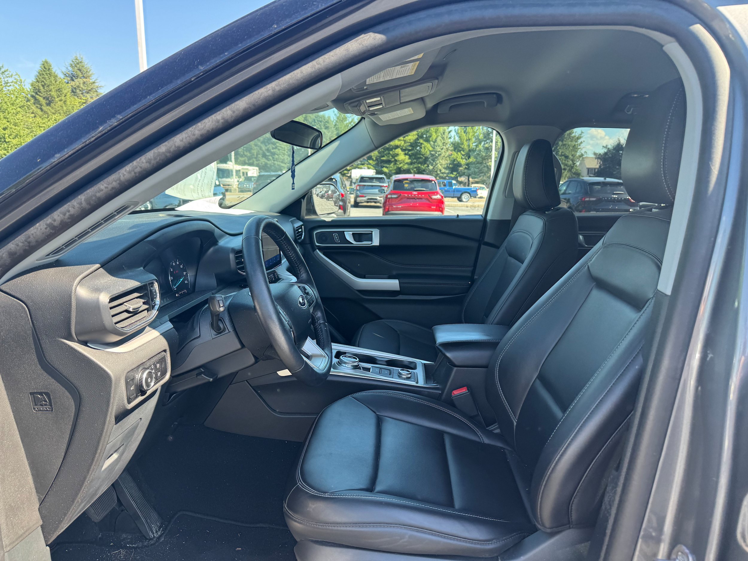 Used 2024 Ford Explorer XLT w/ Equipment Group 202A AWD/4WD image 10