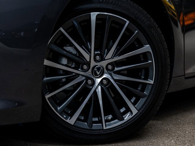 Used 2025 Lexus ES 300h w/ Premium Package image 16