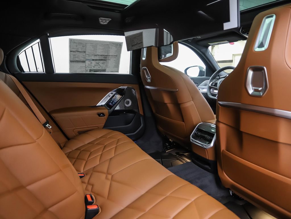 New 2026 BMW 750e xDrive image 25