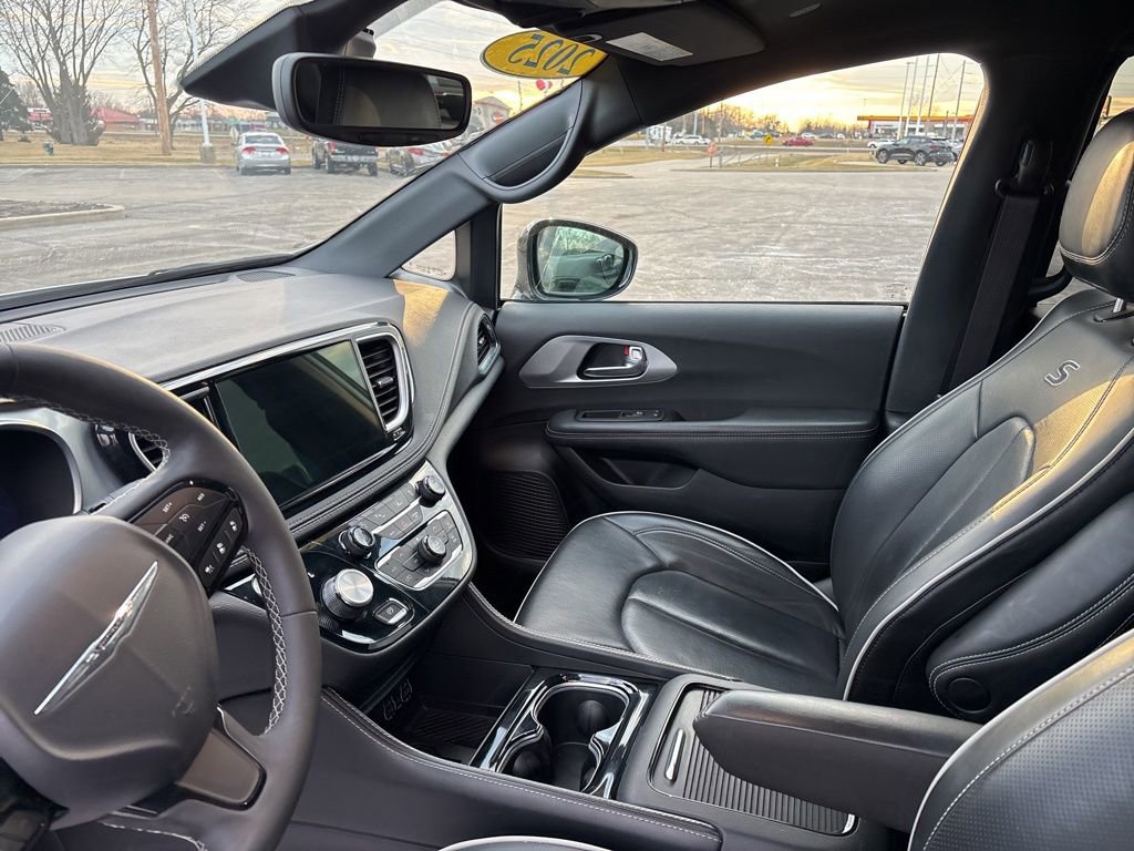 Used 2025 Chrysler Pacifica Limited image 34