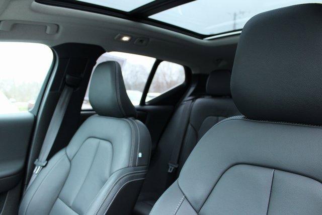 Used 2025 Volvo XC40 B5 Plus image 15