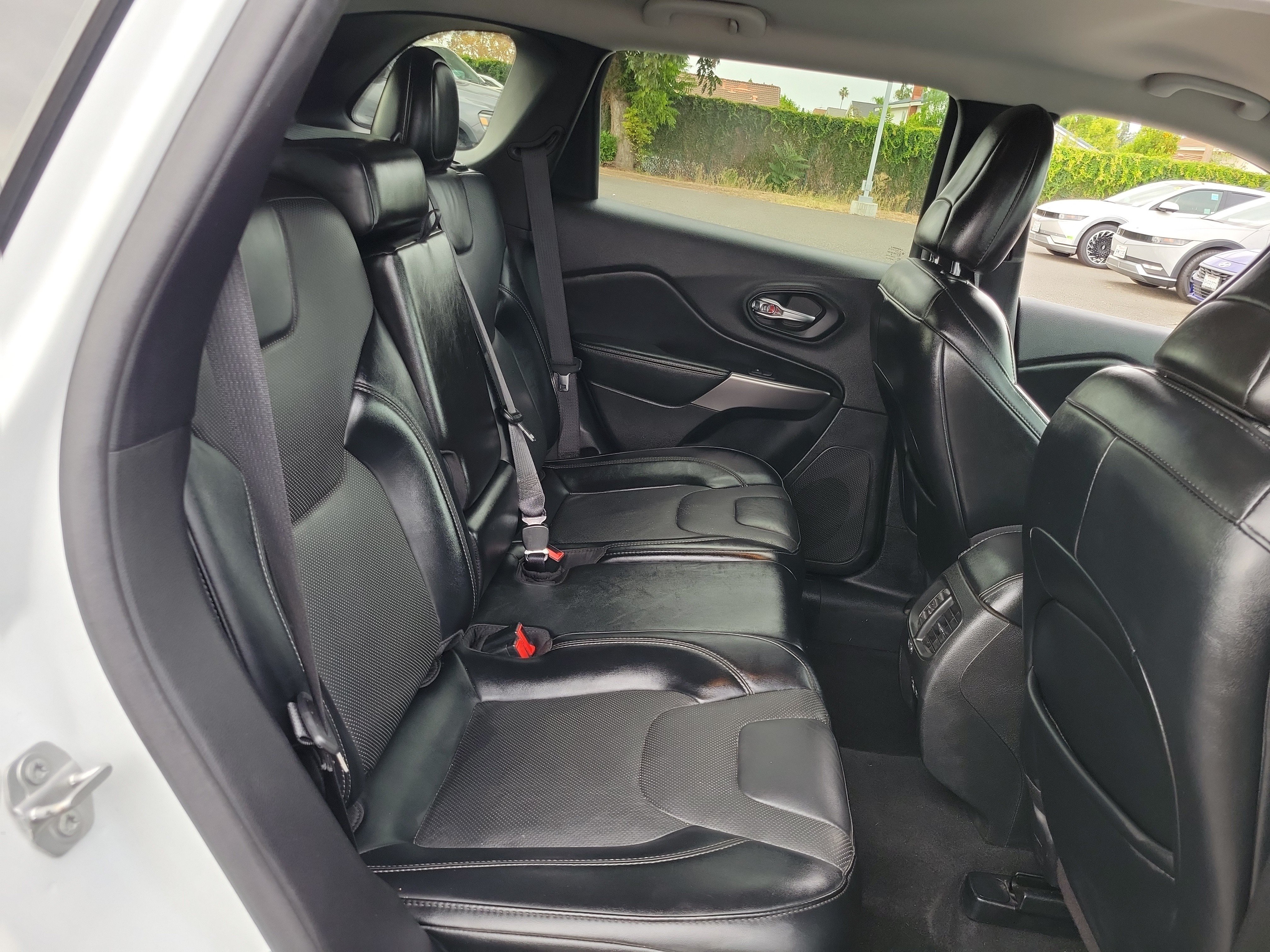 Used 2021 Jeep Cherokee Latitude Lux w/ Comfort/Convenience Group FWD image 23