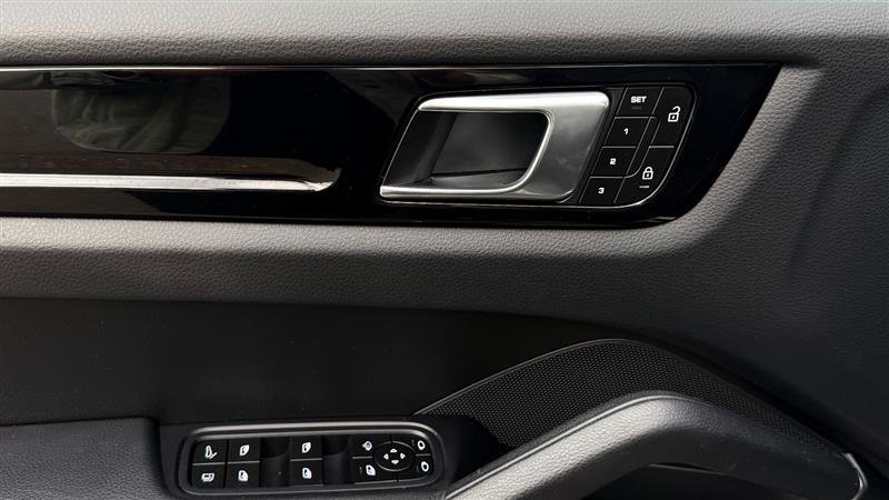 Used 2023 Porsche Cayenne w/ Premium Package image 13
