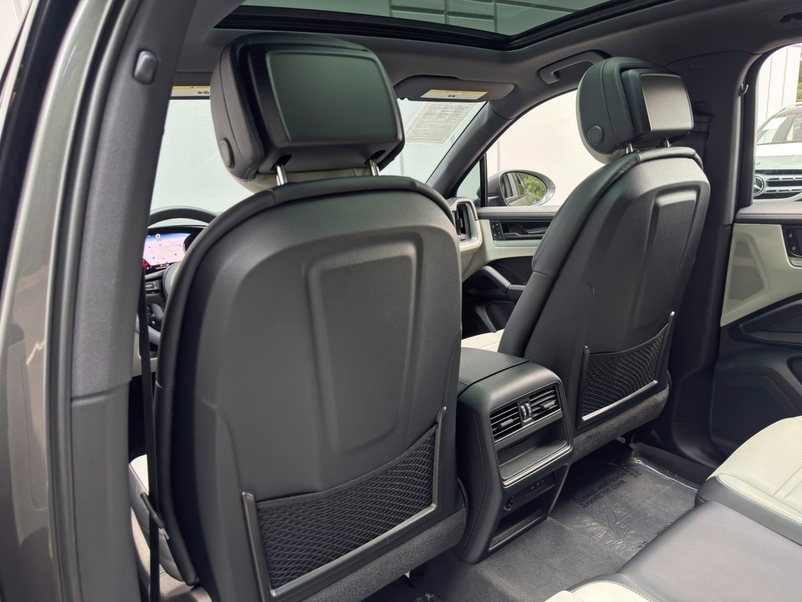 Used 2025 Porsche Cayenne AWD/4WD image 36