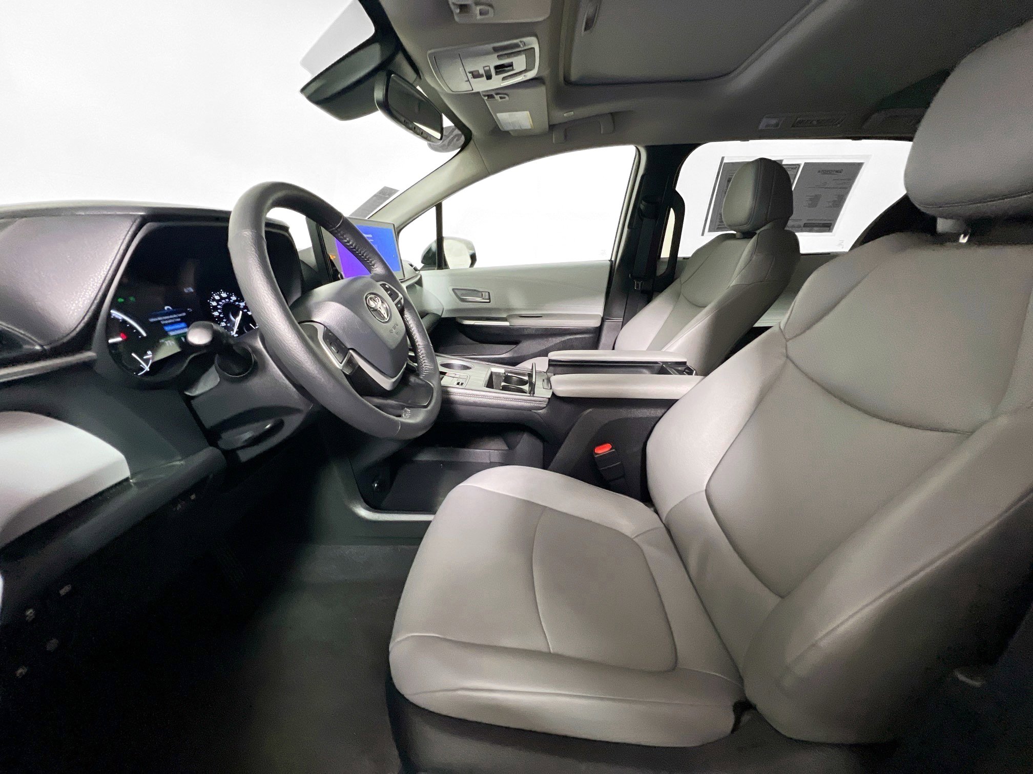 Used 2026 Toyota Sienna XLE FWD image 14