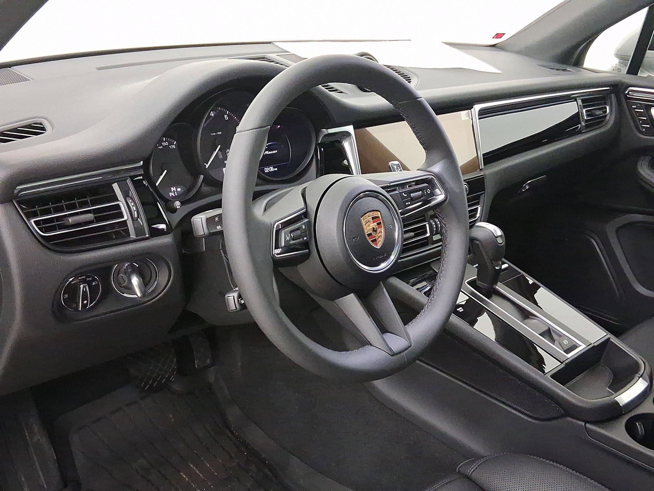 Used 2025 Porsche Macan image 4