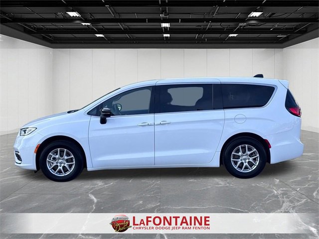 Used 2025 Chrysler Pacifica Select image 2