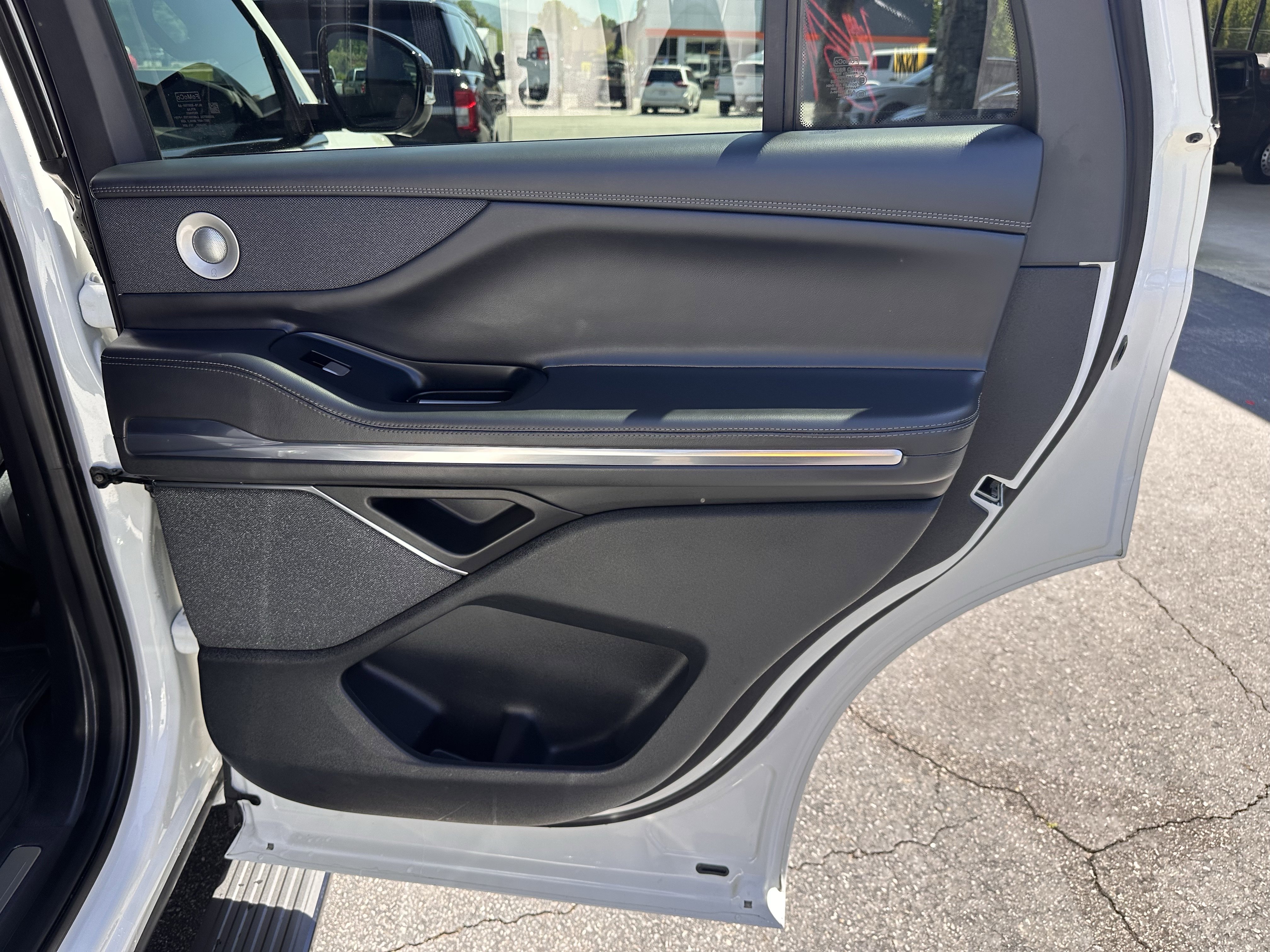 Used 2025 Lincoln Navigator Reserve w/ Jet Appearance Package AWD/4WD image 17