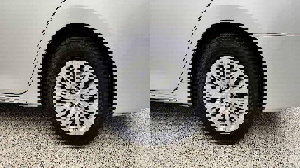 Used 2013 Toyota Camry LE FWD image 9