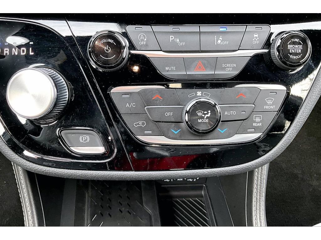 Used 2025 Chrysler Pacifica Limited image 28