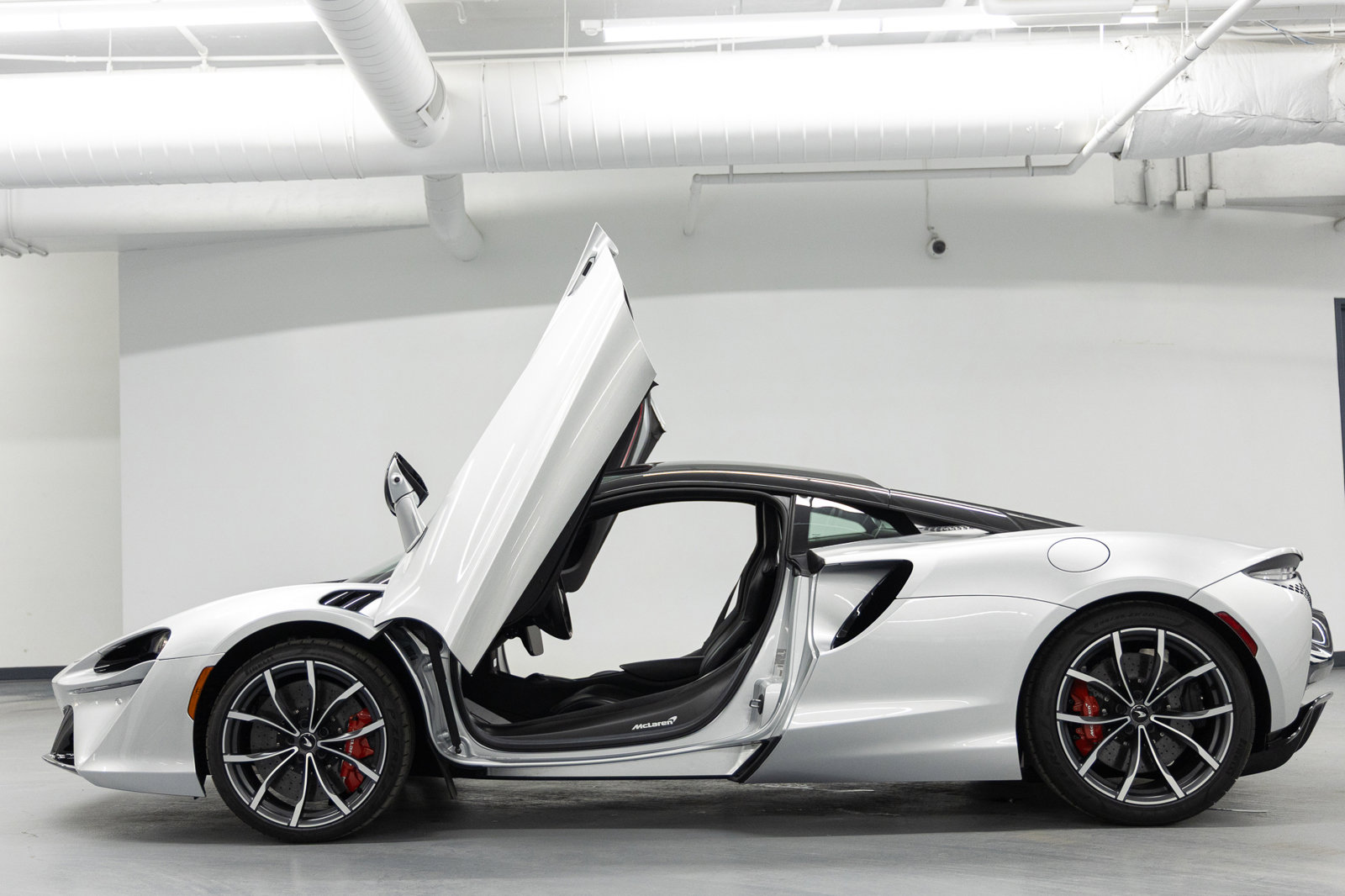 Used 2023 McLaren Artura image 14