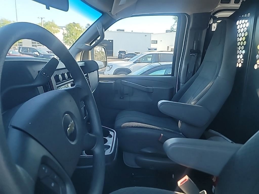 Used 2024 Chevrolet Express 2500 w/ Driver Convenience Package image 18