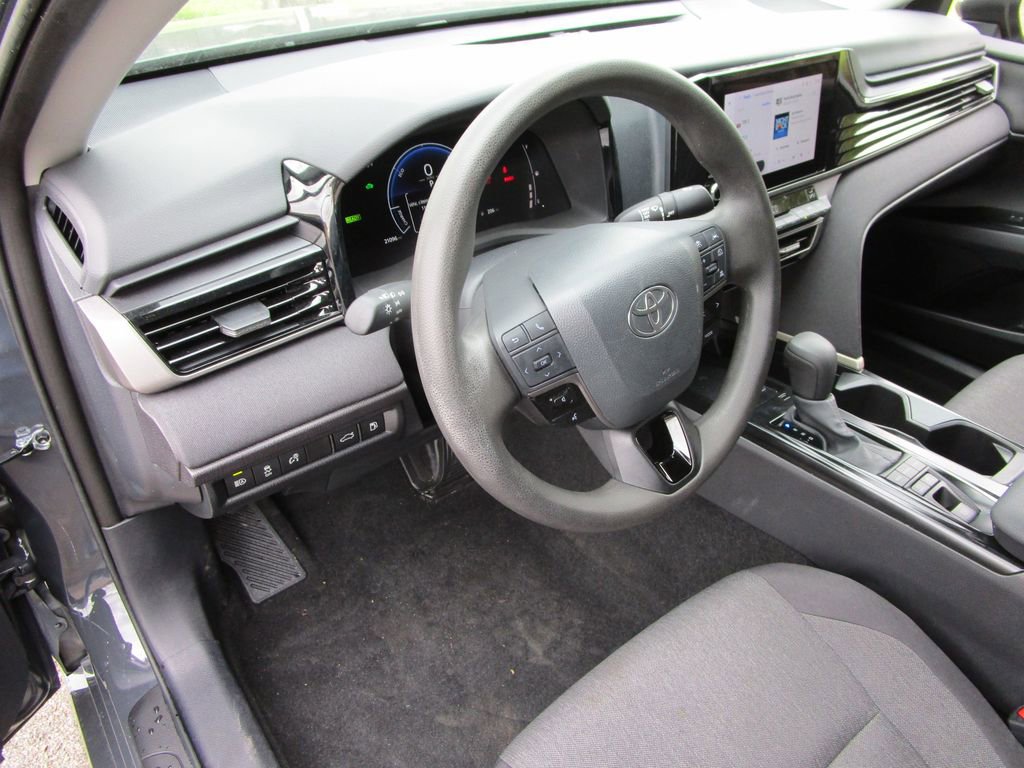 Used 2025 Toyota Camry LE image 21
