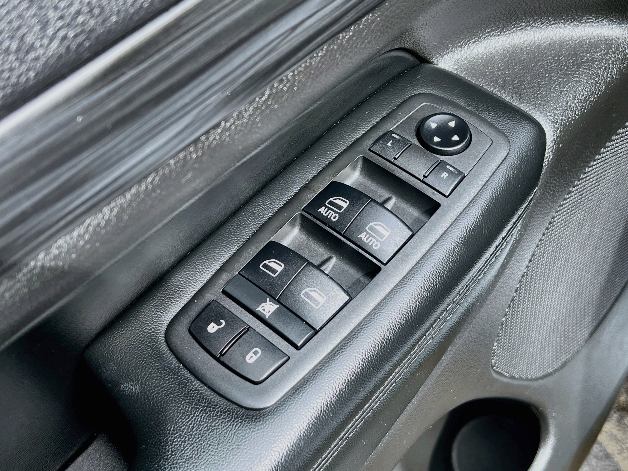 Used 2019 Jeep Grand Cherokee Laredo AWD/4WD image 18