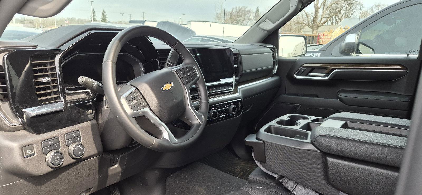 Used 2024 Chevrolet Silverado 1500 LT image 8