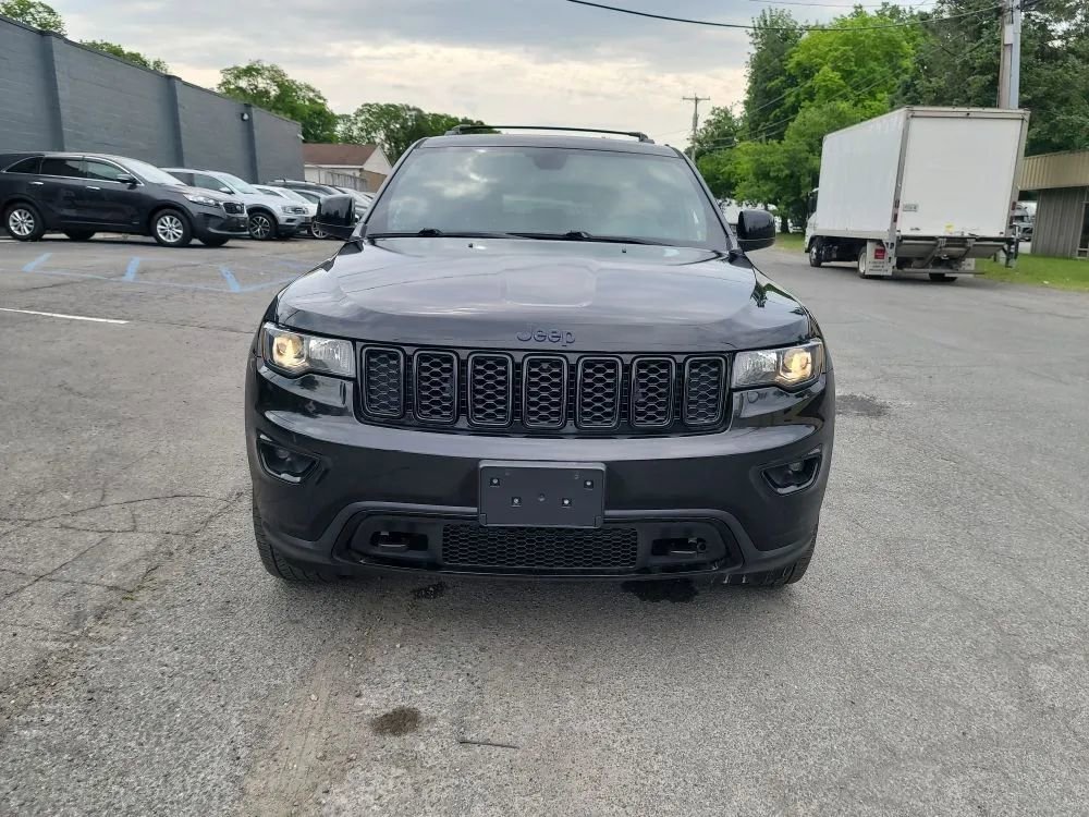 Used 2018 Jeep Grand Cherokee Laredo AWD/4WD image 2