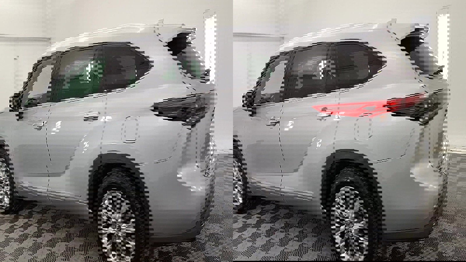 Used 2023 Toyota Highlander Limited image 2